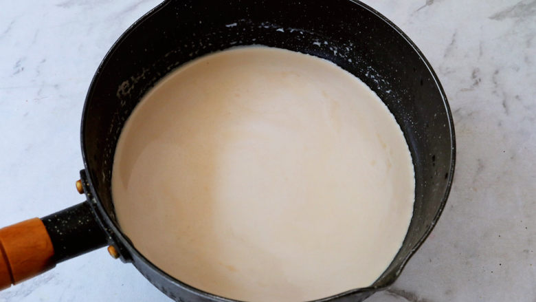 咖啡奶冻,搅拌均匀，再放在炉上，小火边加热边搅拌