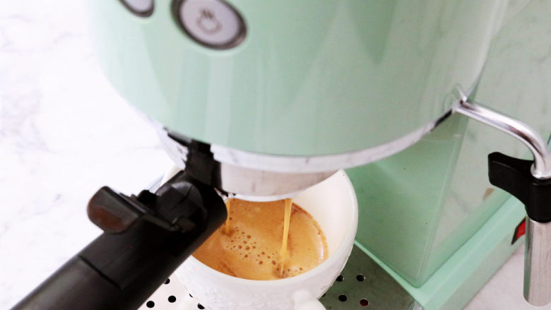 咖啡奶冻,首先先制作咖啡液，我用的是马克西姆意式咖啡机，20克粉打了差不多约160克的浓缩咖啡液