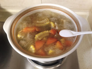 胡萝卜玉米排骨汤,下胡萝卜、玉米、莲菜，转大火烧开，再转小火煲40分钟，加两勺盐调味