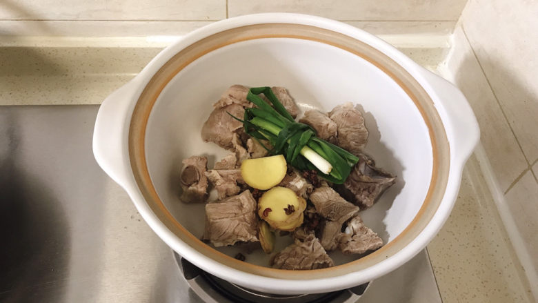 胡萝卜玉米排骨汤,捞出冲洗干净入砂锅，放香葱、生姜、花椒