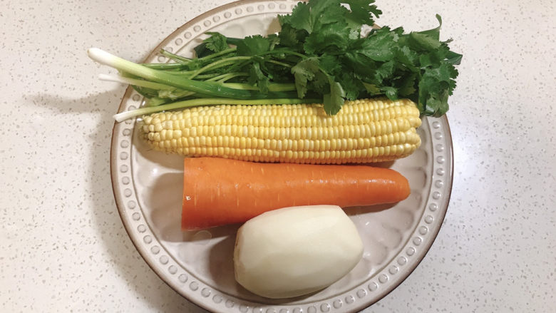 胡萝卜玉米排骨汤,所有配菜摘洗干净
