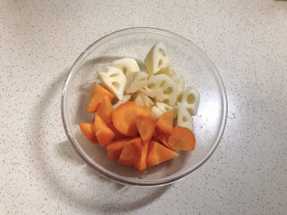 胡萝卜玉米排骨汤,莲菜、胡萝卜切滚刀块