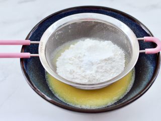 奶香水果干华夫饼,这个时候筛入低筋面粉和泡打粉。