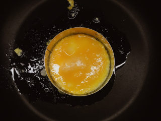 黑虎虾汉堡,鸡蛋打散后用慕斯圈固定煎蛋