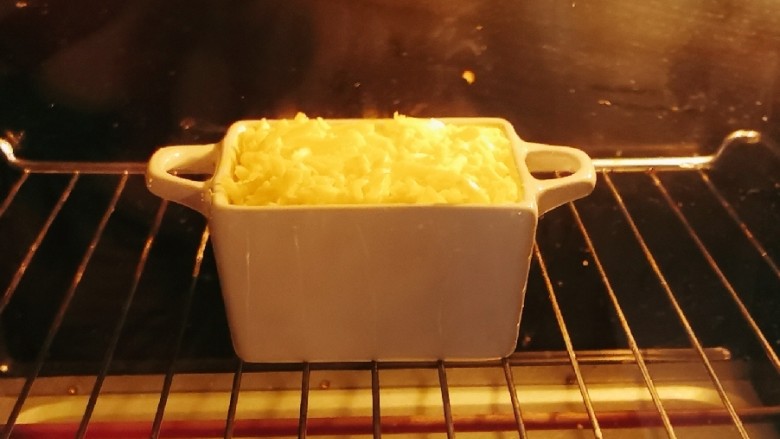 芝士焗南瓜,放入烤箱上下火180度烤12分钟