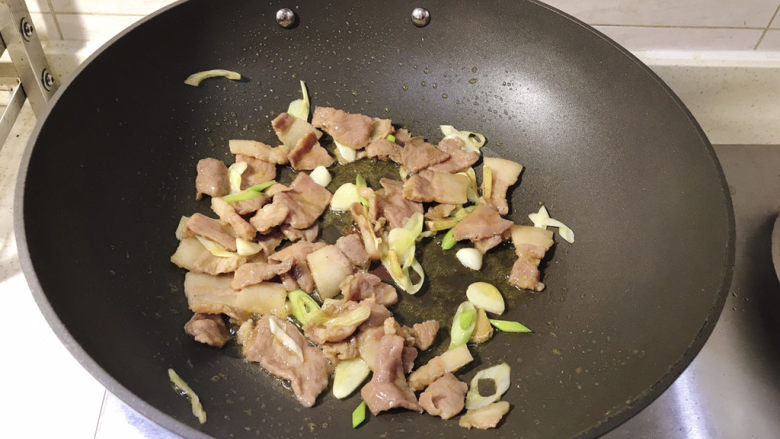 白玉菇炒肉,下腌制好的肉片，快速翻炒，至没有血色