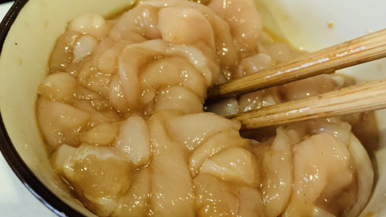 白玉菇炒肉,搅拌均匀，腌制十五分钟