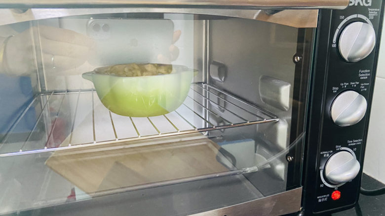 芝士焗南瓜,预热烤箱180度，上下管烤12分钟