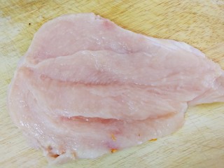 甜玉米鸡胸肉全麦三明治,鸡胸肉有点厚，从中间切开底部不要切断。