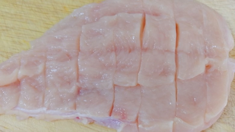 甜玉米鸡胸肉全麦三明治,两面切几刀，不要切透。