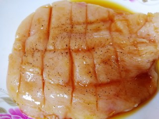 甜玉米鸡胸肉全麦三明治,两面抓匀，腌制入味10分钟。
