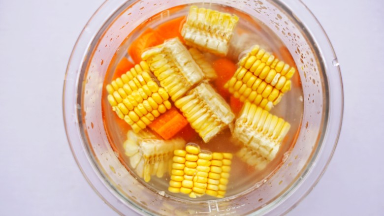 胡萝卜玉米排骨汤 ～,加入没过食材的水。