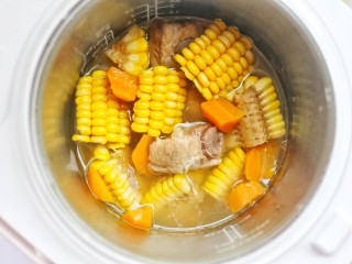 胡萝卜玉米排骨汤 ～,盖上开启蒸肉类模式，食用前下盐撒葱花即可。清甜可口的莲藕排骨汤做好。