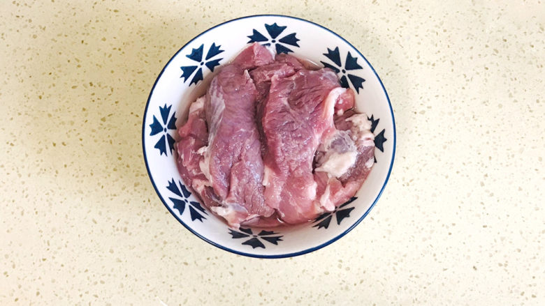 白玉菇炒肉,先将猪肉腌制一下，使其更加入味
