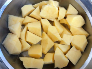 胡萝卜炖排骨,土豆切块在清水中浸泡一会儿洗净胡萝卜也同样这样做