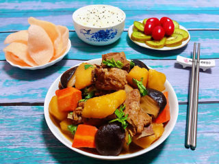 胡萝卜炖排骨,搭配一碗大米饭、水果和虾片一起吃味道棒极了