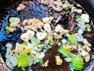 胡萝卜炖排骨,锅中倒入底油加热放入八角花椒葱姜蒜爆香