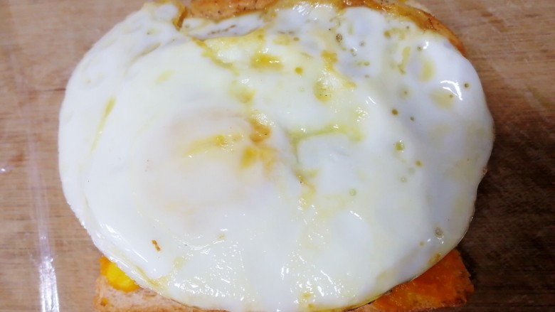 甜玉米鸡胸肉全麦三明治,放上煎蛋。