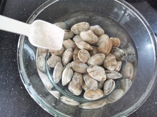 丝瓜花蛤汤,花蛤加入少许盐，搅匀浸泡两小时，使其吐净泥沙