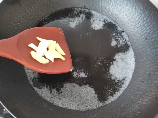 丝瓜花蛤汤,锅里水开放入姜片葱段