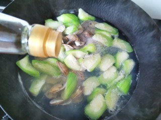 丝瓜花蛤汤,加入香油
