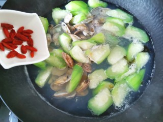 丝瓜花蛤汤,加入枸杞烧开即可出锅