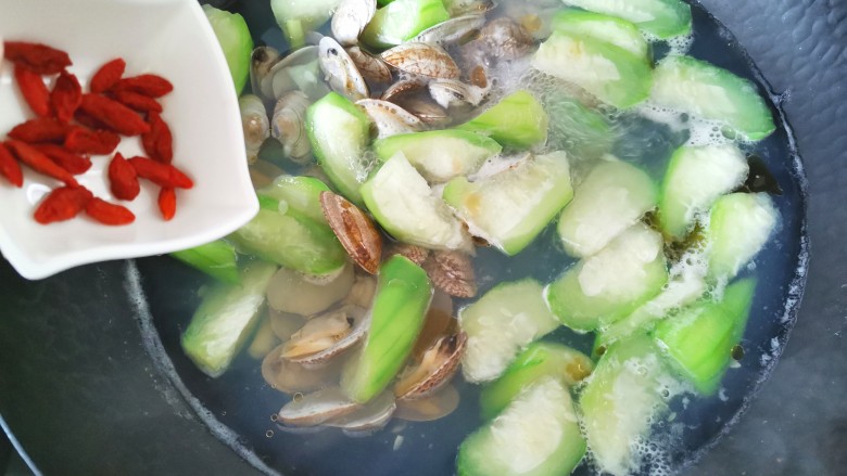 丝瓜花蛤汤,加入枸杞烧开即可出锅