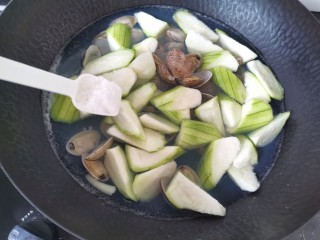 丝瓜花蛤汤,加入盐水开烧两分钟（盐根据个人口味添加）