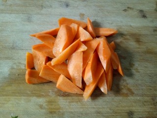 胡萝卜玉米排骨汤,切成滚刀块