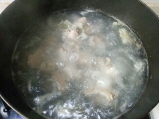 胡萝卜玉米排骨汤,大火煮开，撇去浮沫