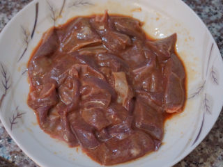 芹菜炒猪肝,搅拌均匀腌制10分钟，这样更入味