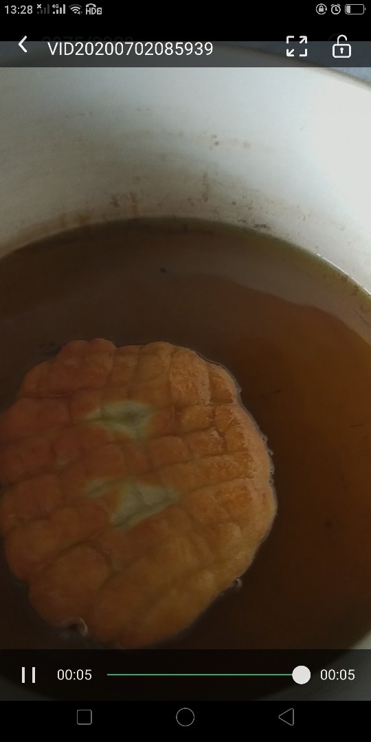 炸油饼,中小火炸制金黄捞出来。