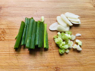 白玉菇炒肉,蒜头去皮切片、香葱洗净，葱白切圈、葱叶切寸段