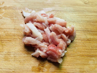 白玉菇炒肉,猪肉洗净切小段
