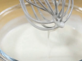 钵仔糕,搅拌均匀，就会得到一盆浓稠会流动的生熟浆，放一边备用