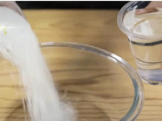 钵仔糕,马蹄粉和水1:1比例，也就是一塑料杯的马蹄粉加一杯水，倒入碗中，搅拌均匀，至无颗粒状态
