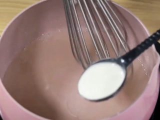 钵仔糕,用勺子舀一小勺前面的马蹄液到奶锅里，还是小火，不停搅拌