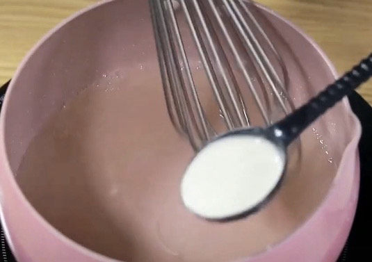 钵仔糕,用勺子舀一小勺前面的马蹄液到奶锅里，还是小火，不停搅拌
