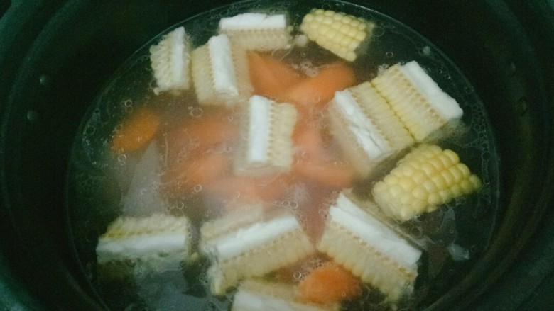 胡萝卜玉米排骨汤,程序结束后，加入玉米和胡萝卜，再次选择一个20分钟的程序