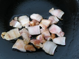 四季豆炒肉,锅内放油烧热放入肉片