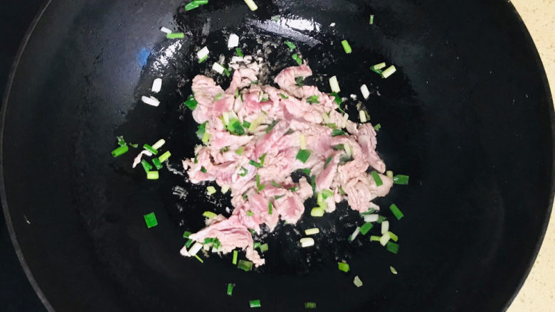 四季豆炒肉,加入已经腌制入味的猪肉煸炒，一直煸炒至猪肉变色