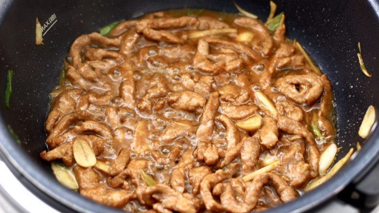 双椒孜然炒肉,爆炒至3分钟的时候，打开锅盖。