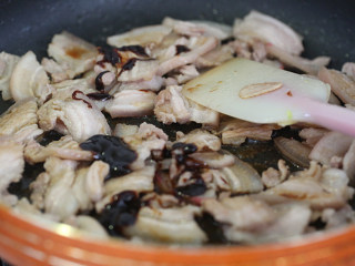 四季豆炒肉,倒入花肉炒至断生，加入盐、柱侯酱和生抽炒均匀；