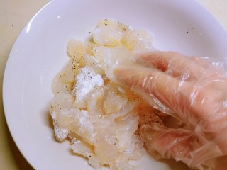 水煮龙利鱼,龙利鱼切片 放入盐 胡椒粉和淀粉抓拌均匀
