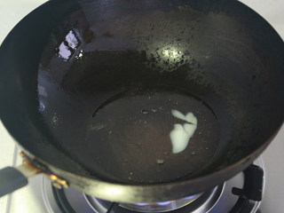 腐乳空心菜,往热锅中挖进猪油融化；