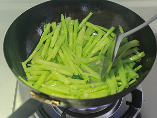 腐乳空心菜,先倒进通菜梗翻炒至颜色加深变翠绿；