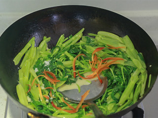 腐乳空心菜,倒入腐乳继续翻炒，加入盐调味并撒上红椒丝翻炒均匀就可以出锅了。