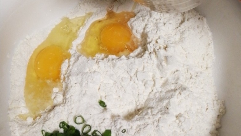 炸油饼,酵母粉用35度左右的温水泡开，开始和面
