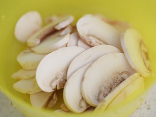奶油南瓜汤,蘑菇切薄片；