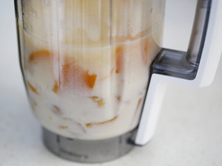 奶油南瓜汤,晾到不烫手后倒进搅拌机，并加入奶油，如果没有搅拌机，直接用勺子等其他能捣碎的器具捣碎，再加奶油拌匀；